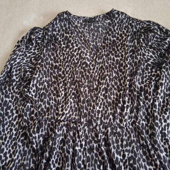 Torrid Women's Size 1X Peplum Satin Button Front Gray Animal Print Top - Picture 7 of 13